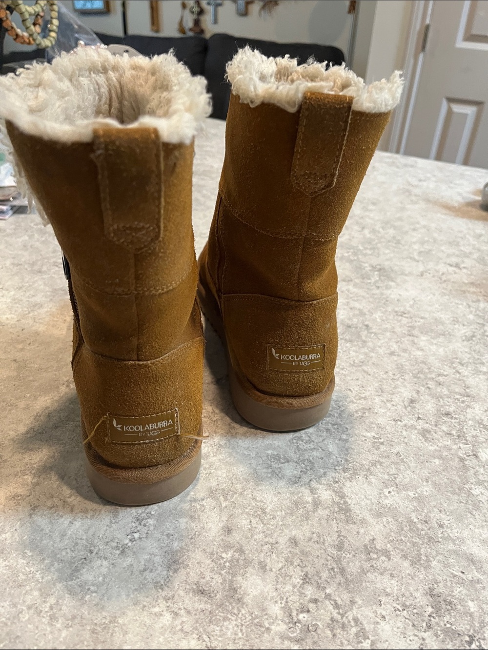 Koolaburra ladies Chestnut Tan Suede Plush-Lined Bootssz eight